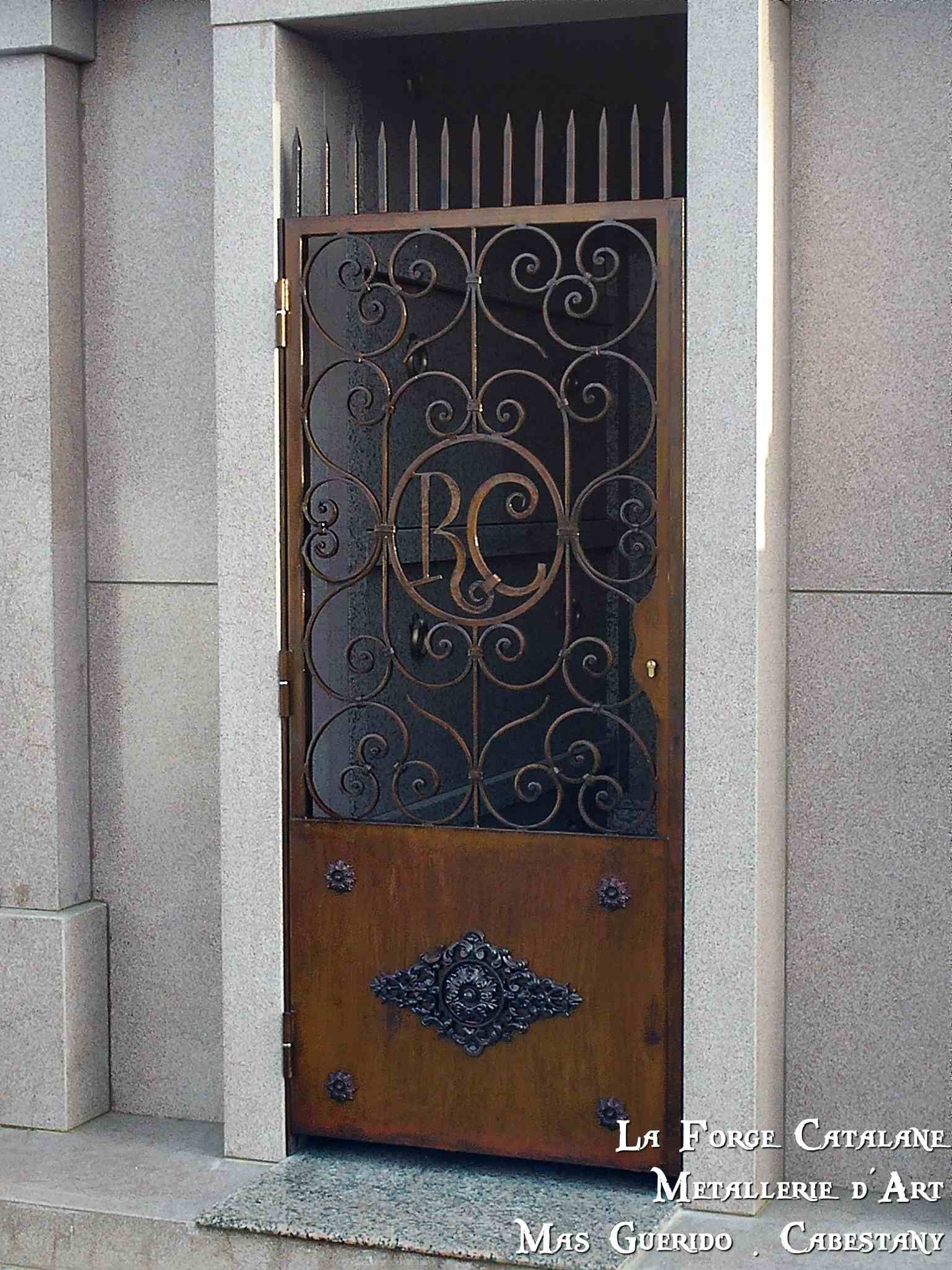 porte fer ouvragee soubassement tole forge catalane.jpg